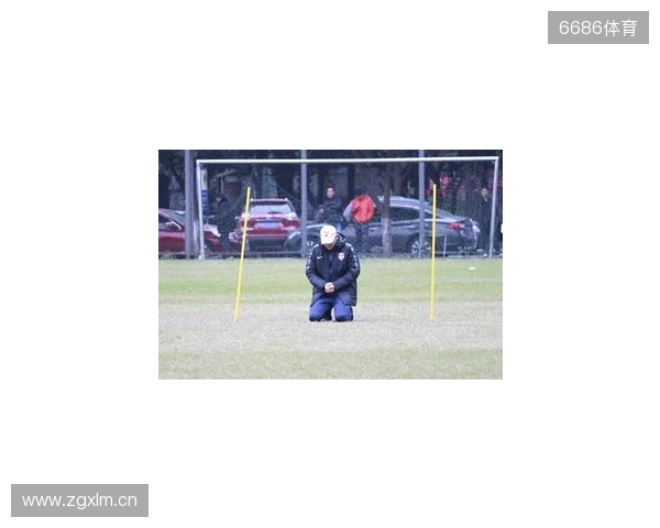 帽子上用中文写着努力、忍耐、牺牲，张外龙：是我作为教练的哲学